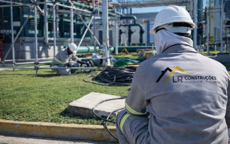Topógrafo realizando levantamento em canteiro de obras